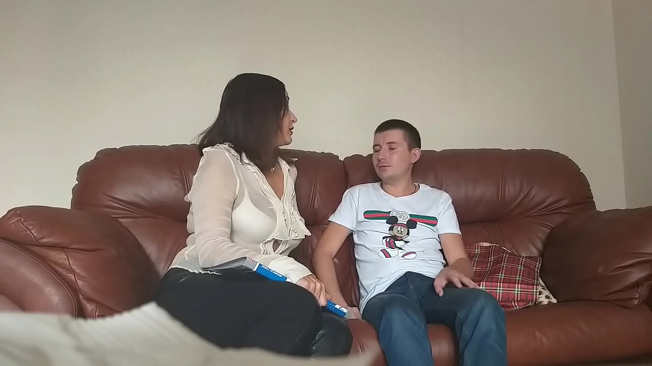 Nieśmiała uczennica pieprzy się z nienasyconym nauczycielem (Milf Alina Tumanova)