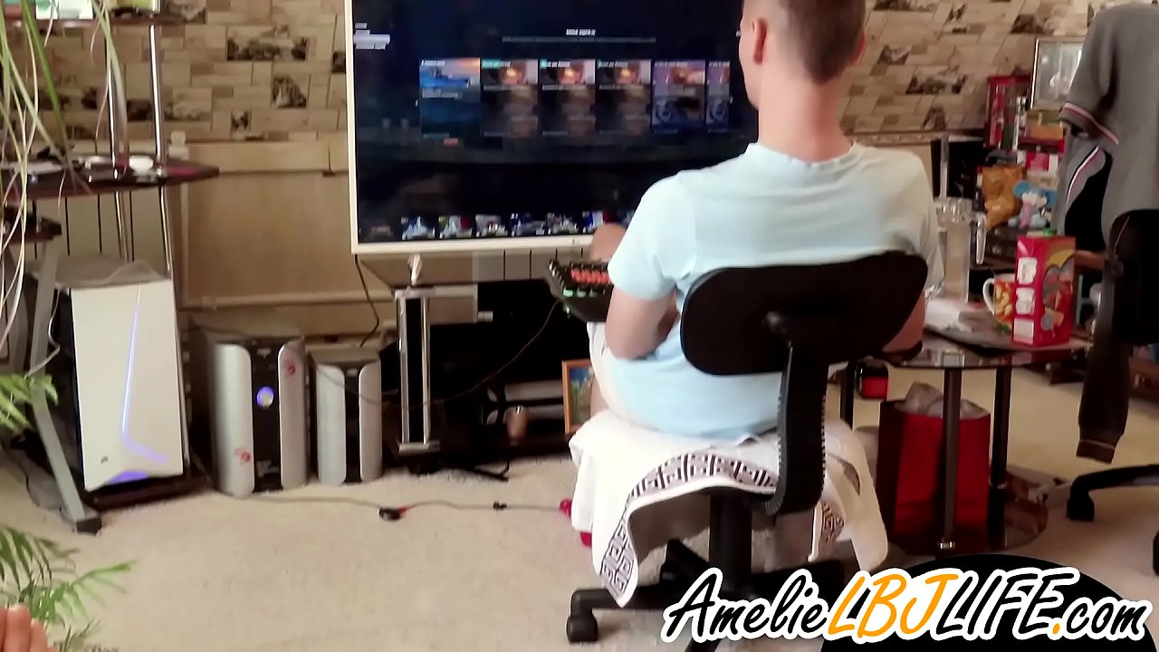 Dziewczyna masturbuje się za pomocą seks zabawki dla chłopaka, aby grać w gry komputerowe