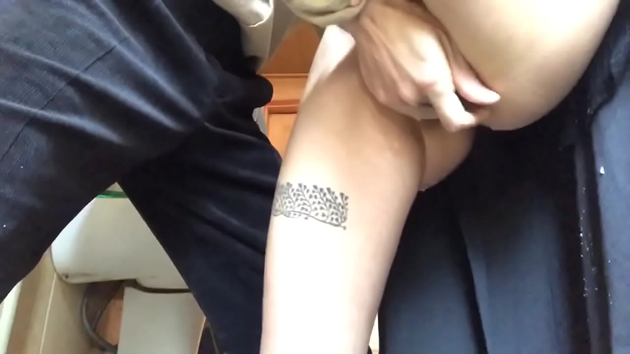 Squirt w szkolnej łazience, prawdziwy spieniony orgazm - mój nauczyciel zrobił wszystko, co w jego mocy