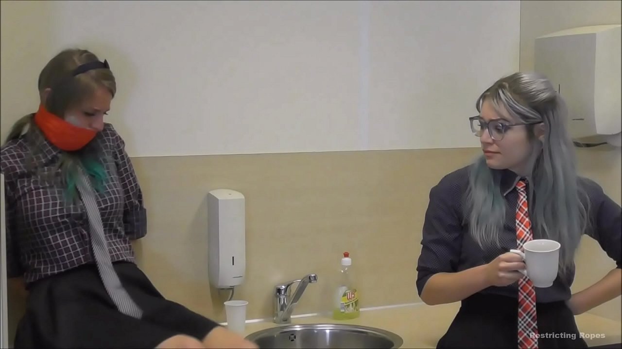 Uzależniony / związany i zakneblowany / pani w niebezpieczeństwie