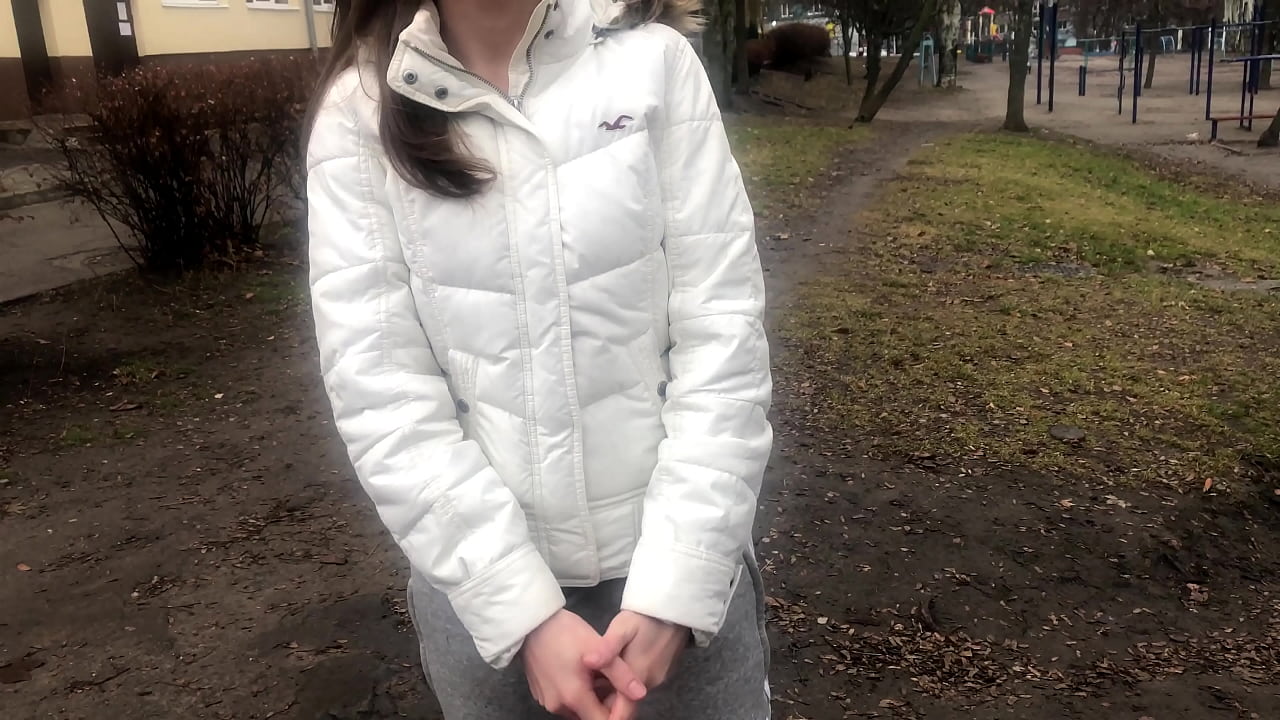 Nieznajomy dla pieniędzy obciągnął i zerżnął. Rosyjska amatorka. Z gadaniem.
