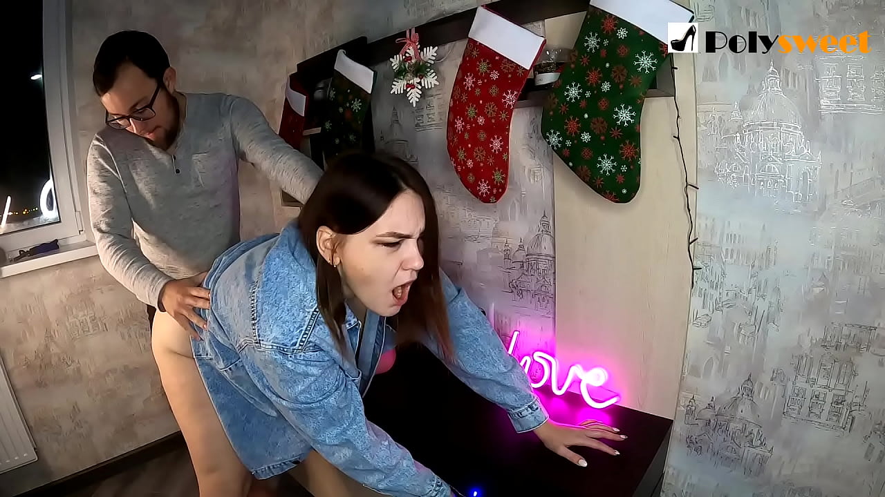 Facet z przyjemnością pieprzył ładną dziewczynę z kucykiem w tyłek ustami i kutasem