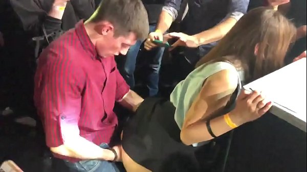 Prawdziwy seks w rosyjskim klubie nocnym. 18-letnia rosyjska dziewczyna w odbycie i pochwie fucked w klubie nocnym